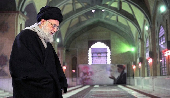 قائد الثورة الإسلامية يزور مرقد الإمام الخميني (رض)